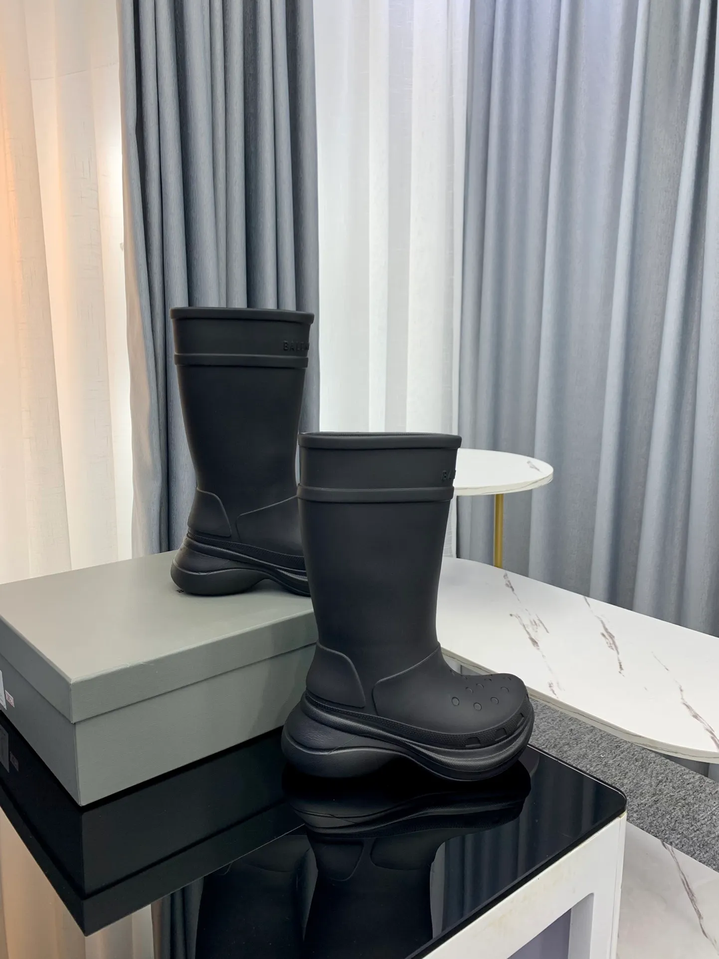 Batch👟👟Ex-factory price released👟👟Ex-factory price 560👟👟 Couple style men's and women's sizes 35-46 Balenciaga Crocs new co-branded hole-in-the-wall rain boots are shipped! A rain boots that are popular on Instagram, Xiaohongshu and other major platforms! Made of high-tech materials and molded in one piece, it is lightweight, wear-resistant, and waterproof! The heel height is 6CM and the colors are being added one after another to meet your various color combinations and different needs. A very cost-effective product!